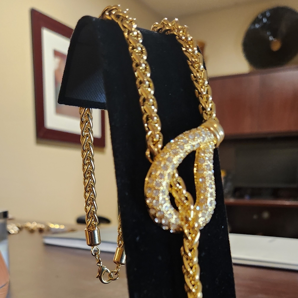 Necklace Chain w/ Large Pendant